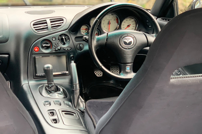 マツダ・RX-7の運転席