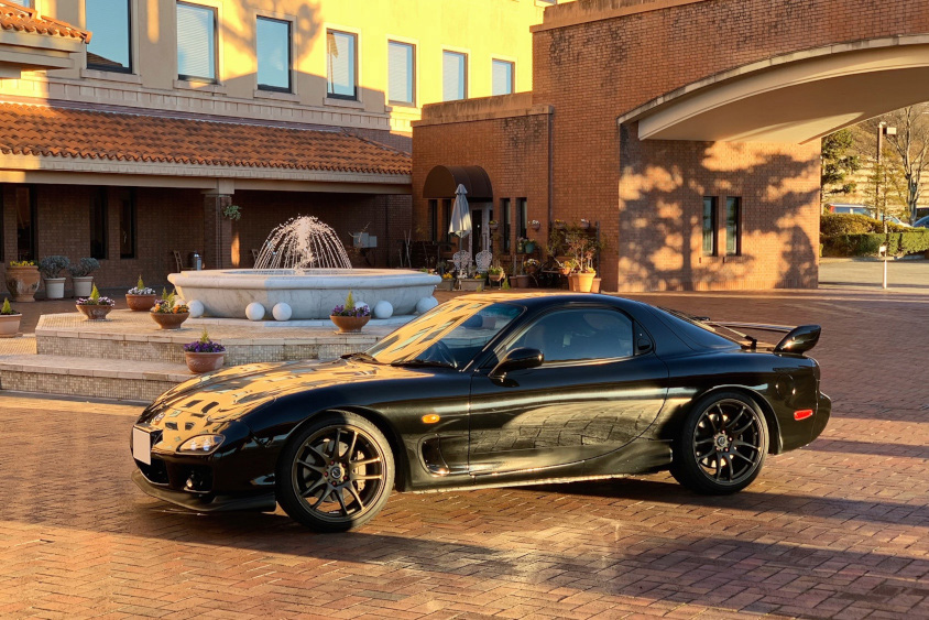 マツダ・RX-7とレンガ調の建物