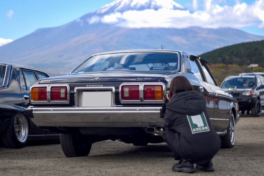 トヨタ・クラウン（5代目）と富士山