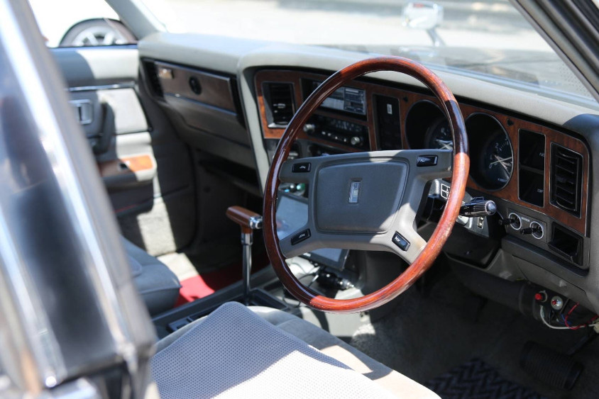 トヨタ・クラウン（5代目）の木目調のインパネとステアリング