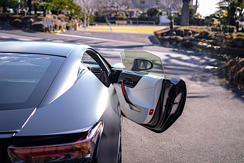 レクサス・LFAのドアが開いているイメージ