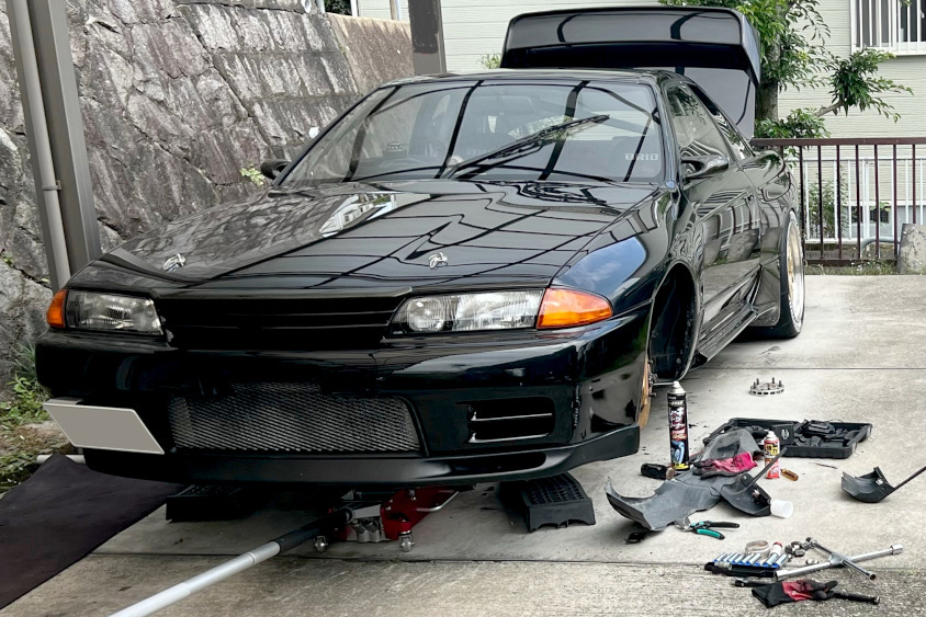 日産・スカイラインGT-R（R32）を整備している様子