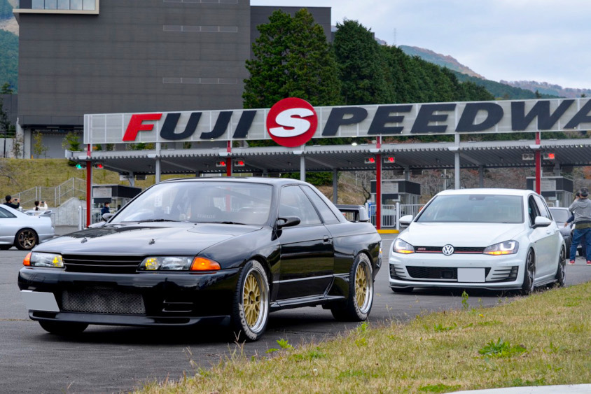 日産・スカイラインGT-R（R32）と富士スピードウェイの西ゲート