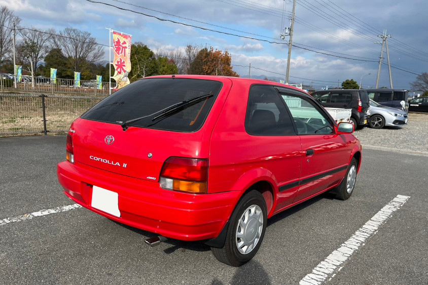 トヨタ・カローラⅡティアラの右リア