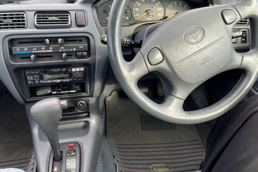 トヨタ・カローラⅡティアラの運転席