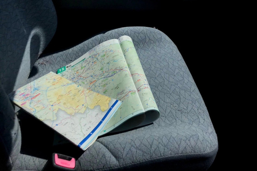 トヨタ・カローラⅡティアラの助手席に置かれた紙地図