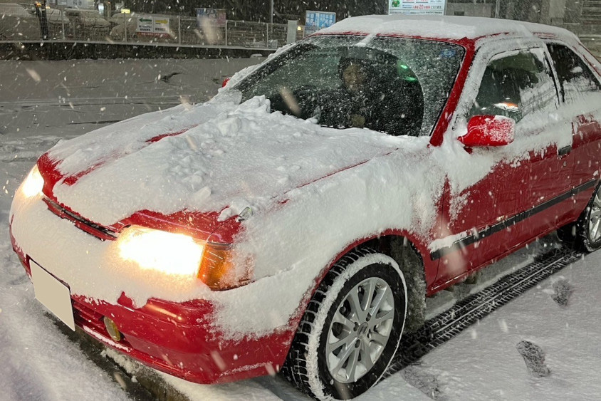 雪の中のトヨタ・カローラⅡティアラ