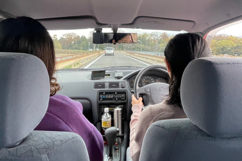 トヨタ・カローラⅡティアラを運転している様子