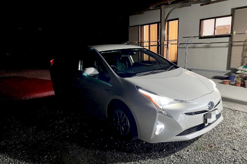家の前のトヨタ・プリウス(50系)