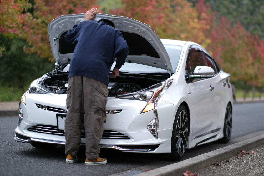 メッキパーツでカスタムしたトヨタ・プリウス(50系)の