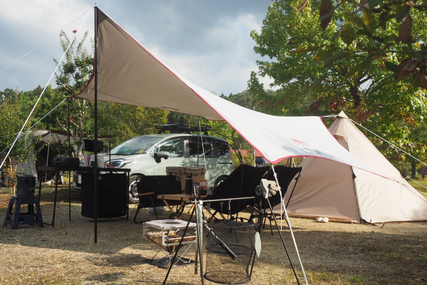 トヨタ・シエンタとテント