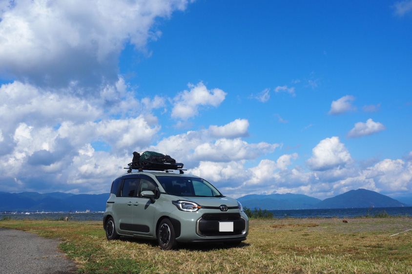 トヨタ・シエンタと青空