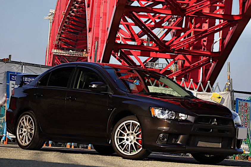 三菱・ランサーエボリューションⅩと赤い橋