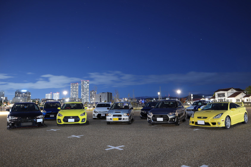 三菱・ランサーエボリューションⅩと仲間たちで夜景をバックに撮影