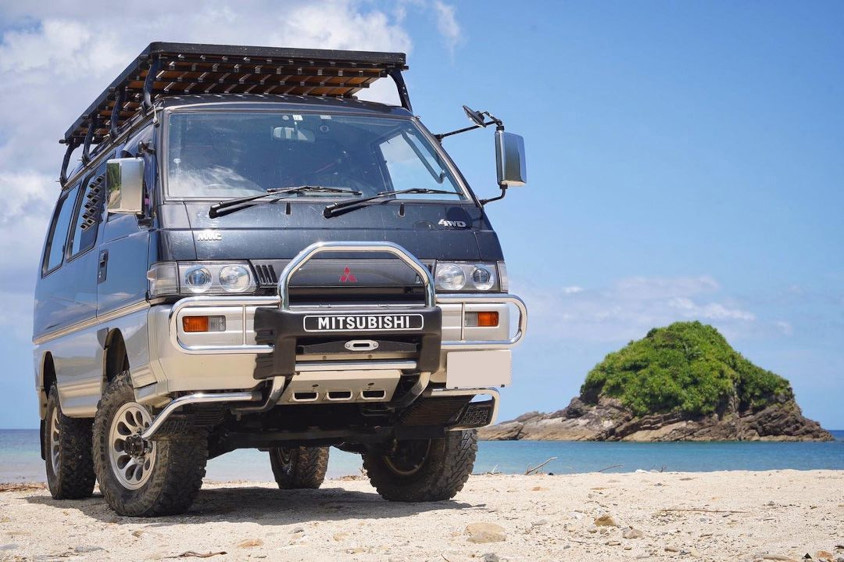 三菱・デリカスターワゴンと海