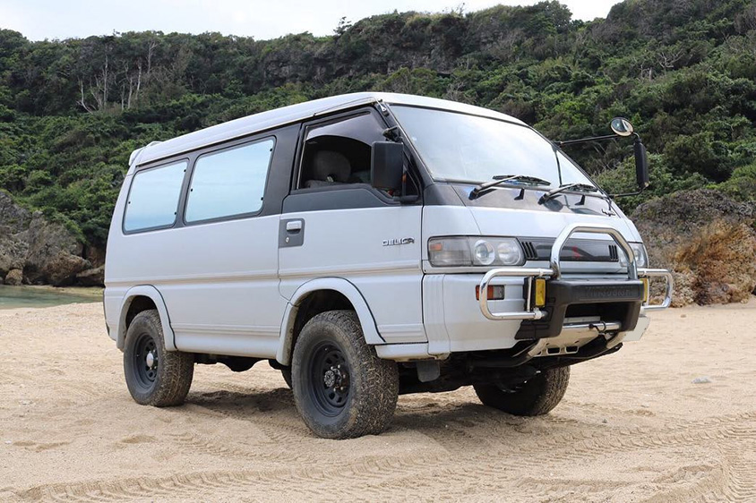 三菱・デリカスターワゴンと砂浜