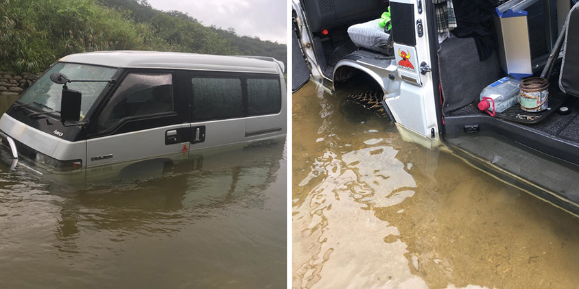 水に浸かる三菱・デリカスターワゴン