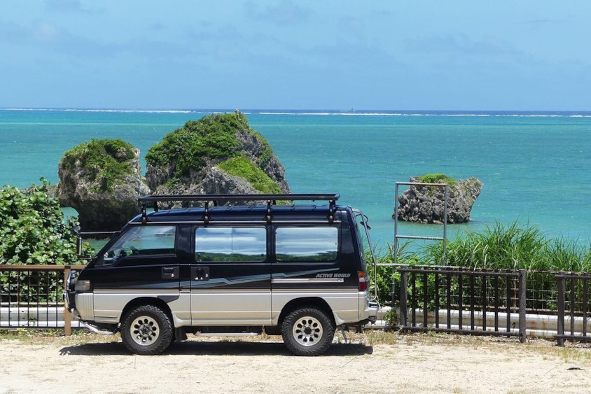 三菱・デリカスターワゴンとコバルトブルーの海