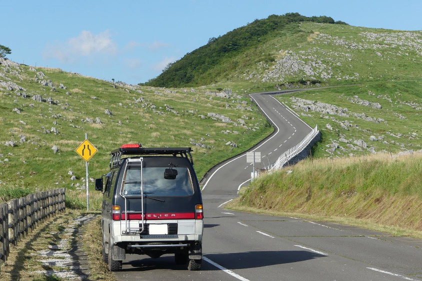 三菱・デリカスターワゴンと秋吉台