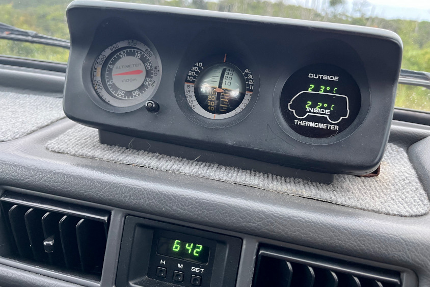 三菱・デリカスターワゴンの高度計、温度計などのメーター