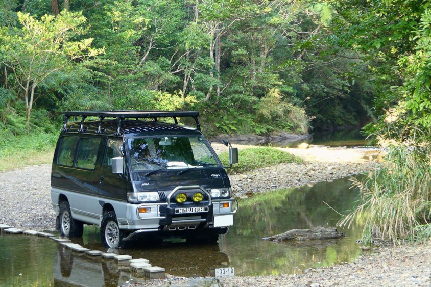 三菱・デリカスターワゴンと川遊び