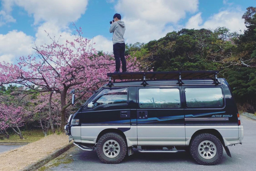 三菱・デリカスターワゴンと写真を撮るオーナーさん