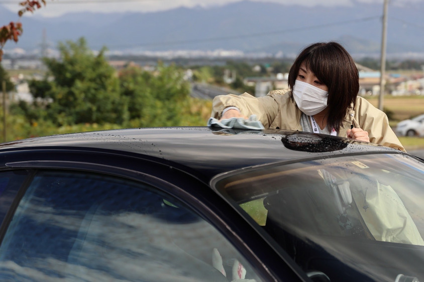 トヨタ・セリカGT-FOUR（ST205）のルーフを拭くクミさん