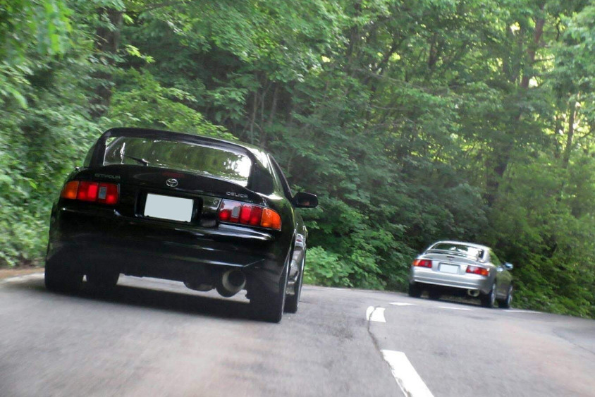 山道を走るトヨタ・セリカGT-FOUR（ST205）