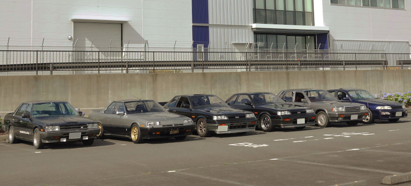 オフ会で年代ごとに並ぶ日産・スカイライン