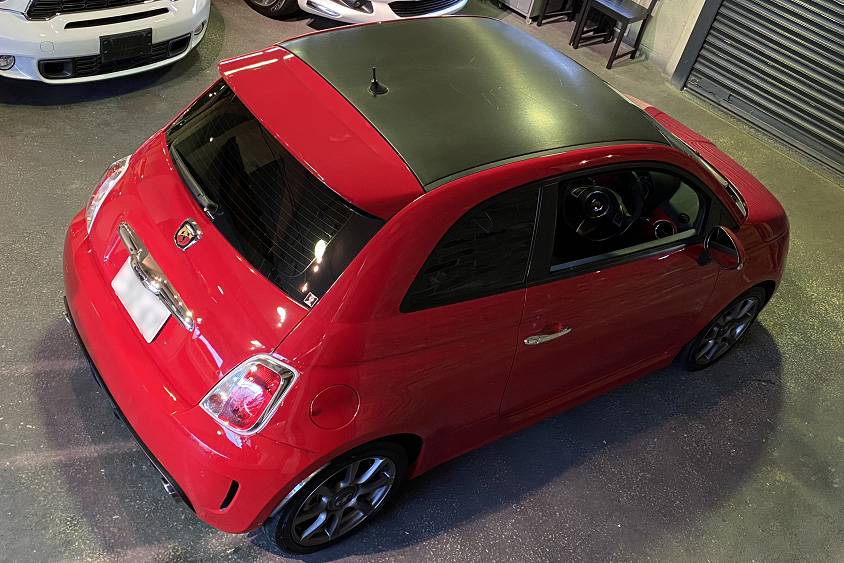 ルーフにアバルトのエンブレムが浮き彫りになっているアバルト500
