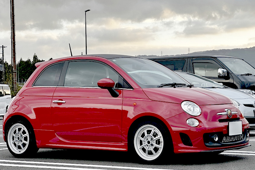 ロゴインパクトを取り付けたアバルト・500（チンクエチェント）
