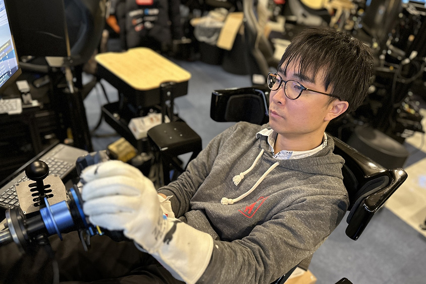 レーシングシミュレーターをやるエンヤさん