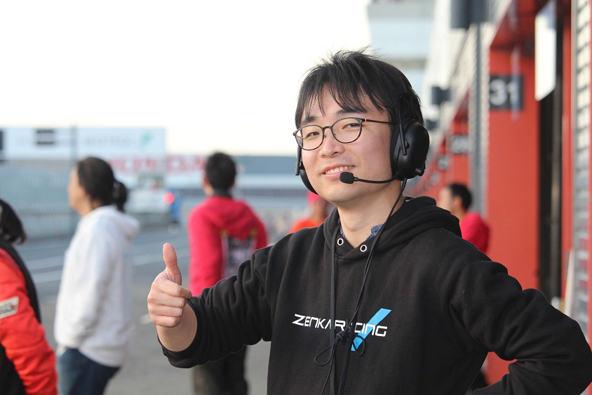 サーキットでサムアップするエンヤさん