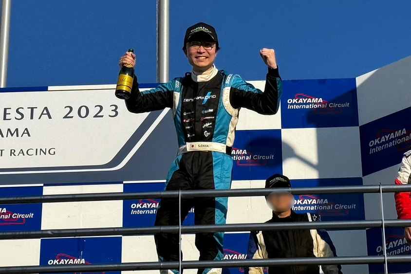 表彰台に立つエンヤさん