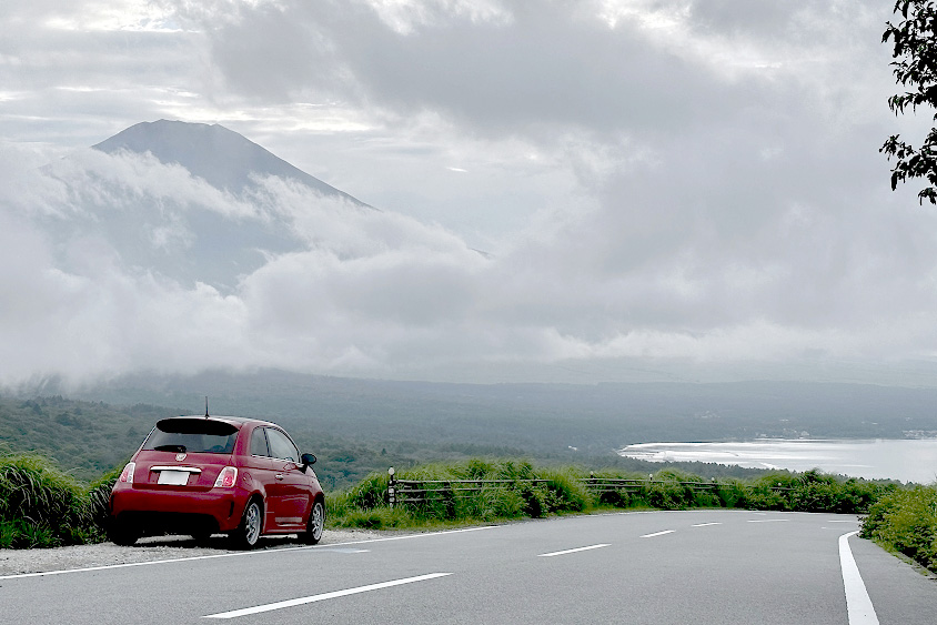 アバルト・500（チンクエチェント）でドライブする様子