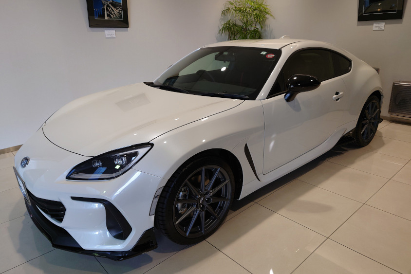 ホワイトのボディカーラーのスバル・BRZ