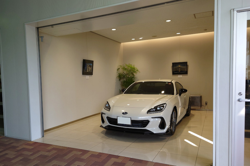ガレージに収まるスバル・BRZ