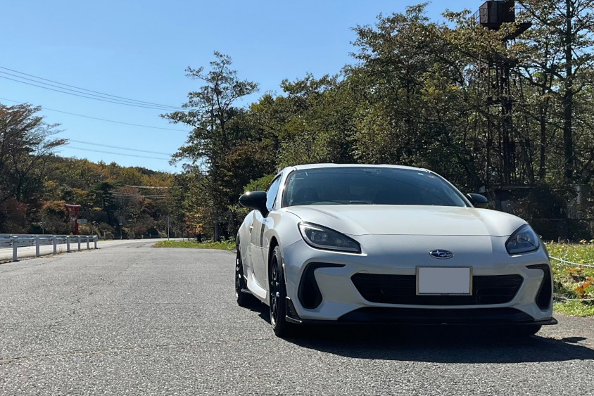 スバル・BRZと山道