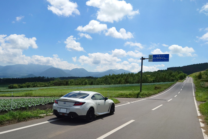 スバル・BRZとまっすぐな道