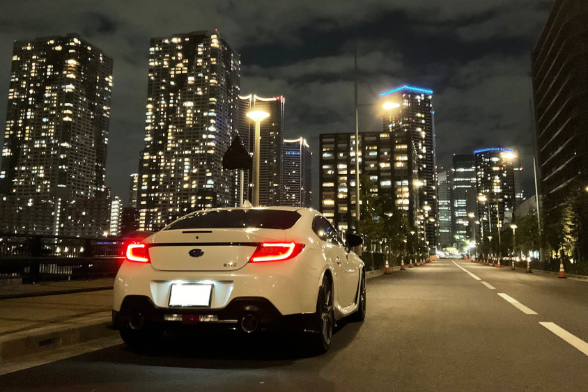 スバル・BRZとビルの夜景