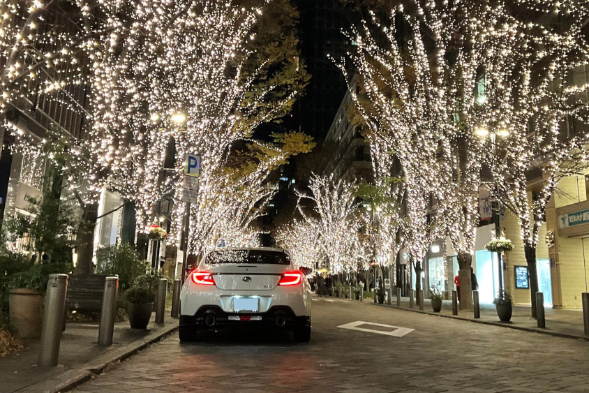 スバル・BRZとネオンの並木