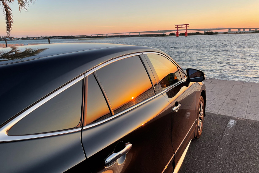 夕日に照らされるトヨタ・ハリアーと湖