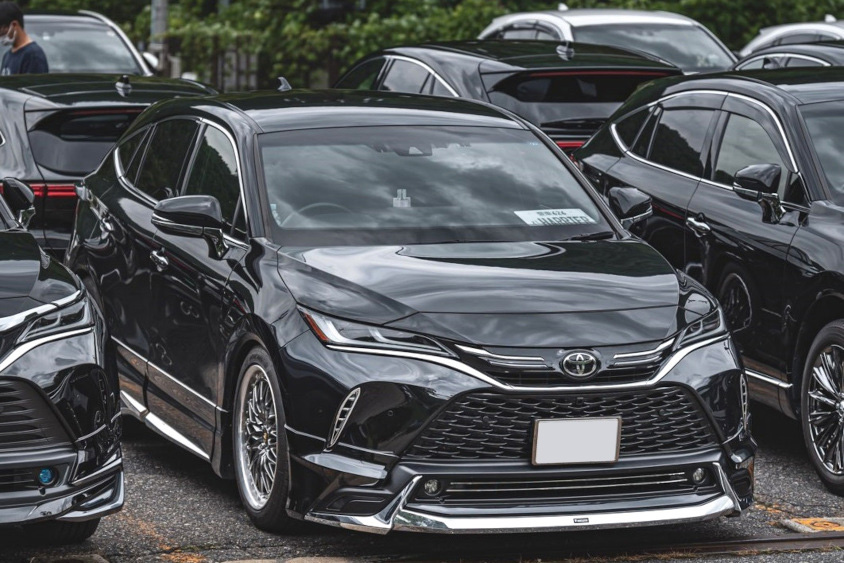 オフ会に参加するトヨタ・ハリアー