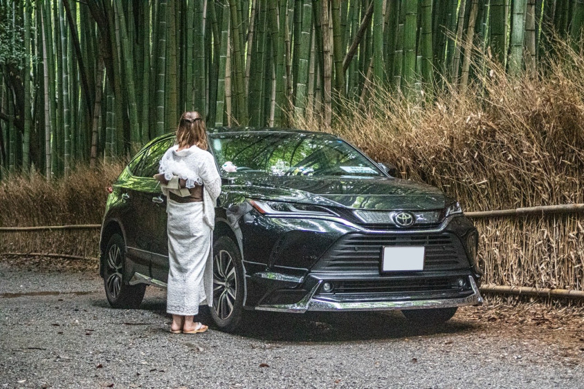 トヨタ・ハリアーと着物のReinaさんと竹林
