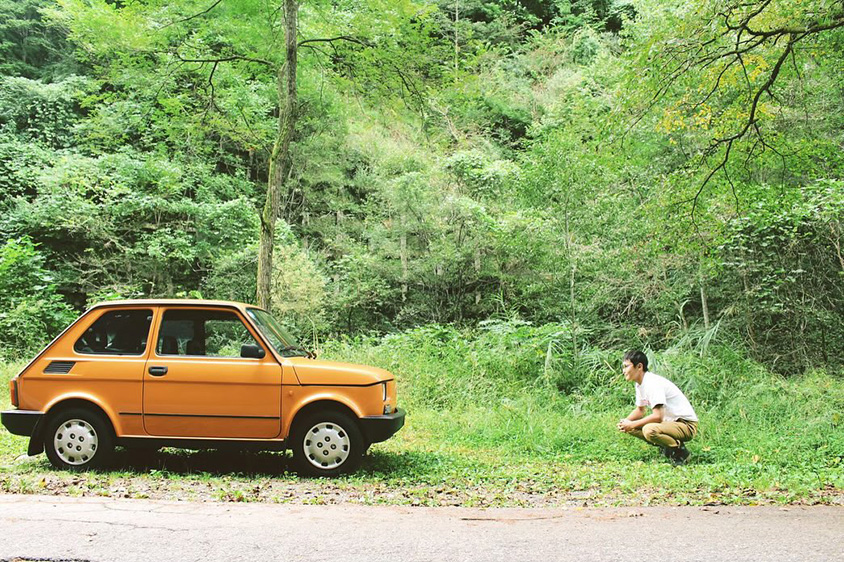 フィアット126 Maluch Townと向かい合うおいなり小島さん