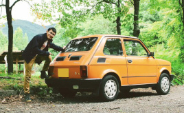 「頼りないけど愛くるしい愛犬」自分と同年齢のフィアット126 Maluch Townに一目惚れした青年の物語