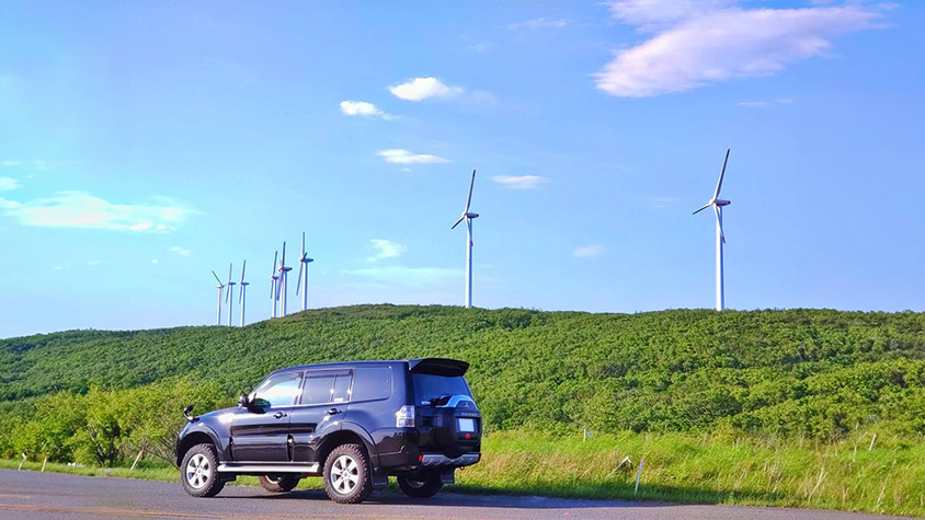 三菱・パジェロ（V93）と風力発電の風車