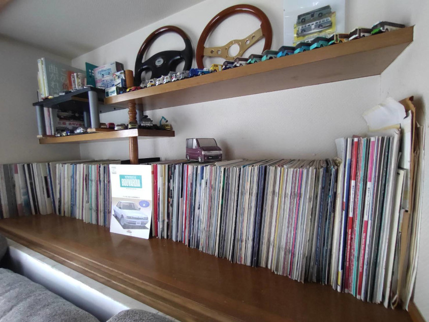 クルマのカタログの書棚