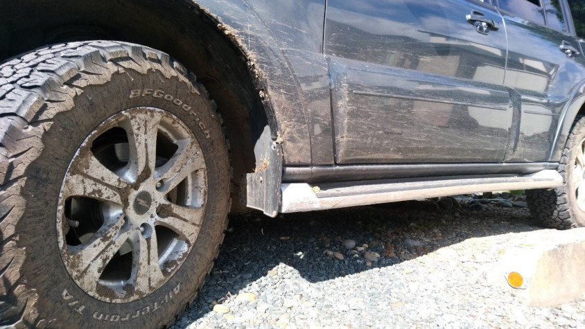 泥で汚れた三菱・パジェロ（V93）