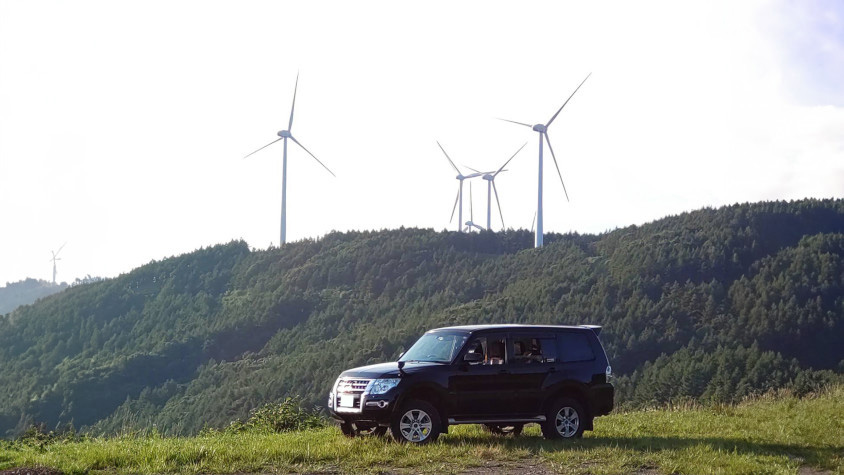 三菱・パジェロ（V93）と山と風力発電の風車